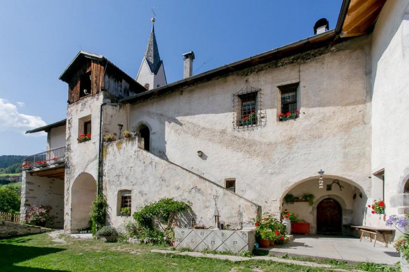 Cortile- Ansitz Schloss Gravetsch a Villandro nella Valle d`Isarco